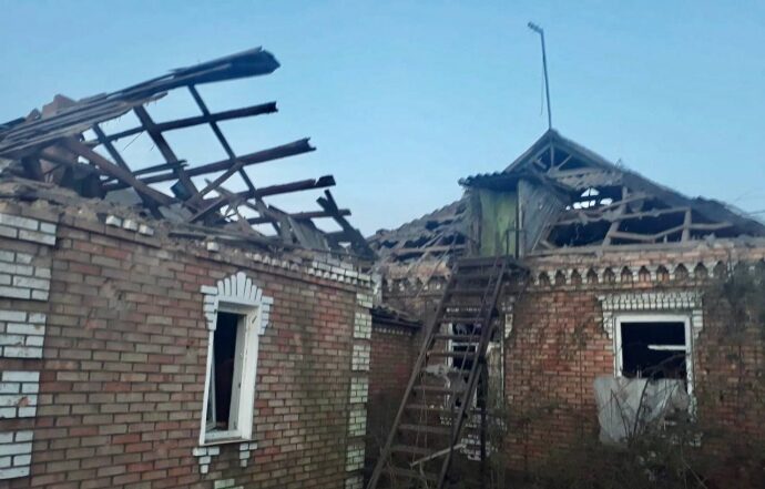 Дніпропетровщина під обстрілами: в Нікополі пошкоджені десятки будинків та техніка - ФОТО