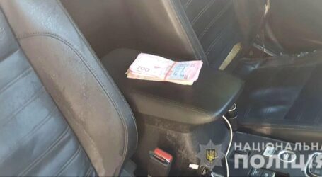 У Кам`янському затримали 26-річного чоловіка за надання хабаря поліціянтам