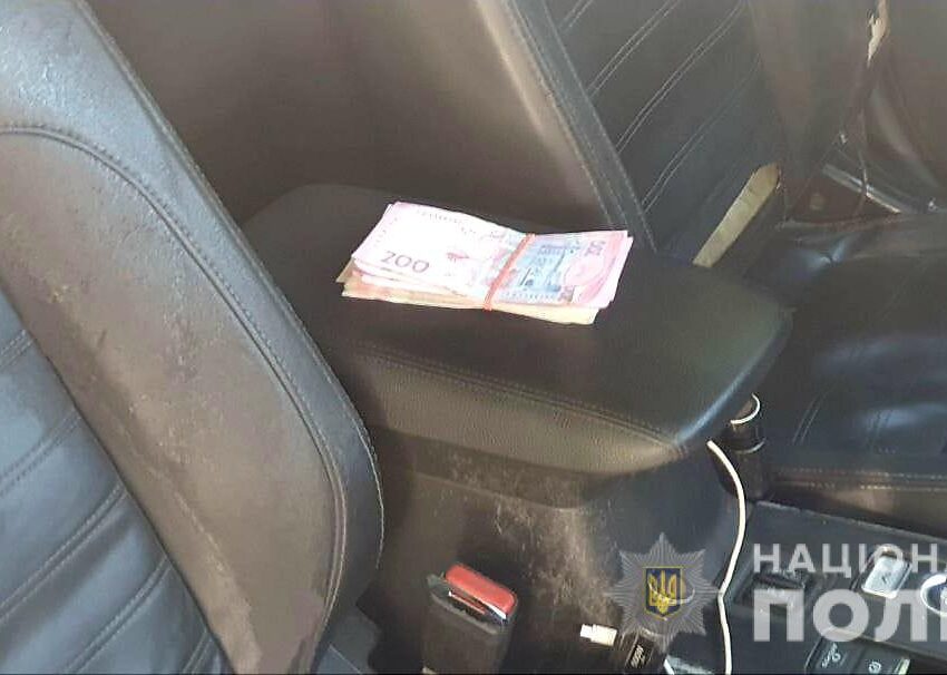 У Кам`янському затримали 26-річного чоловіка за надання хабаря поліціянтам
