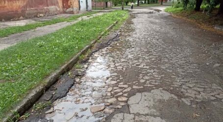 Смердючі струмки після опадів руйнують дорогу в Кам’янському