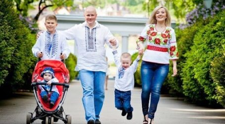 Українці стали частіше купувати державні прапори, вишиванки та аксесуари з етнічною символікою