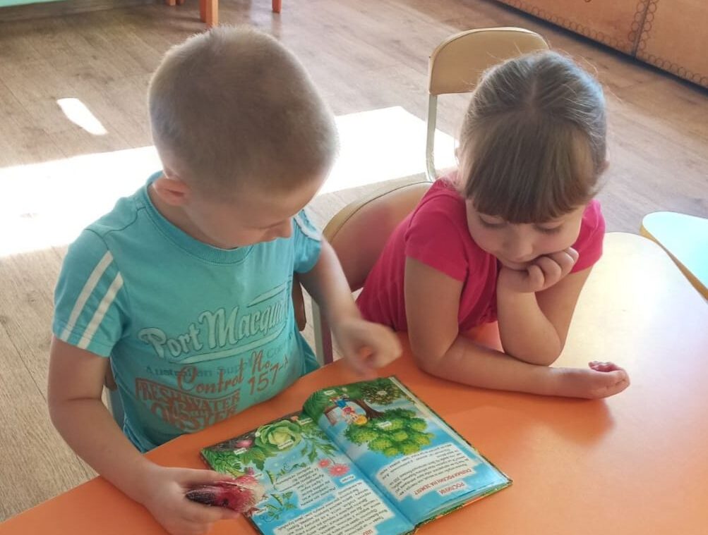 Читання книжок для саморозвитку пропагують літератори та бібліотекарі Кам’янського - ФОТО
