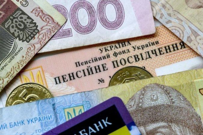 Як українському пенсіонеру отримати пенсію під час переїзду за кордон
