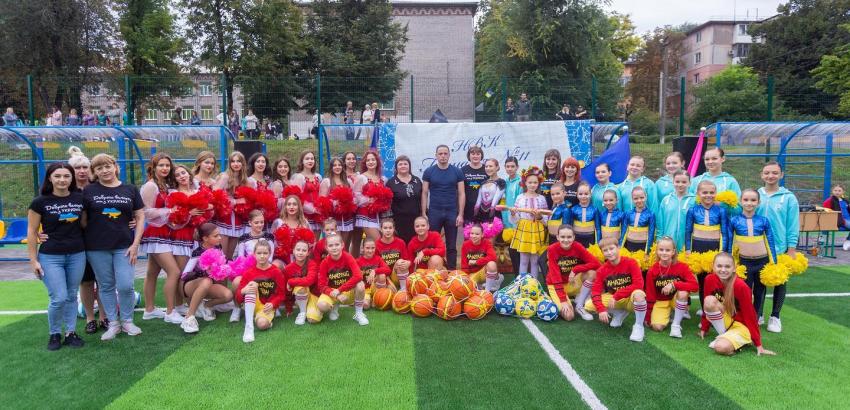 Новий сучасний стадіон відкрили в Кам'янському до Дня міста - ФОТО