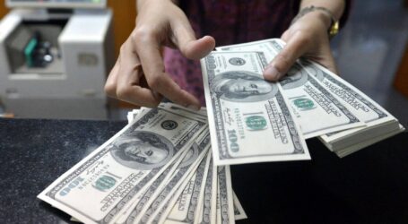 Вперше з початку війни українці купують валюти більше, ніж продають