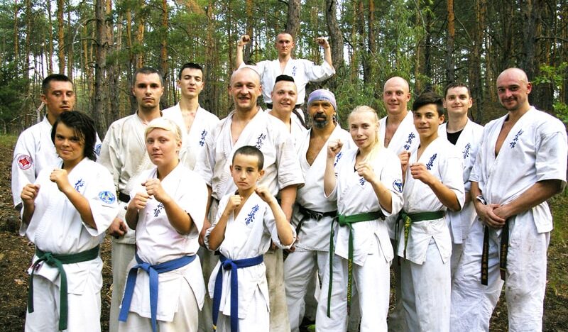 Каратисти в Кам`янському допомагають утеплювати міську гімназію