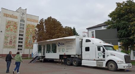 Екстрену медичну та психологічну допомогу надають лікарі на майдані біля міськради Кам’янського