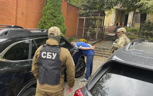 У Дніпрі викрили чиновників, що вимагали хабарі за дозвіл на поховання