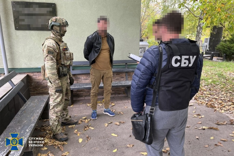У Дніпрі викрили чиновників, що вимагали хабарі за дозвіл на поховання - ФОТО