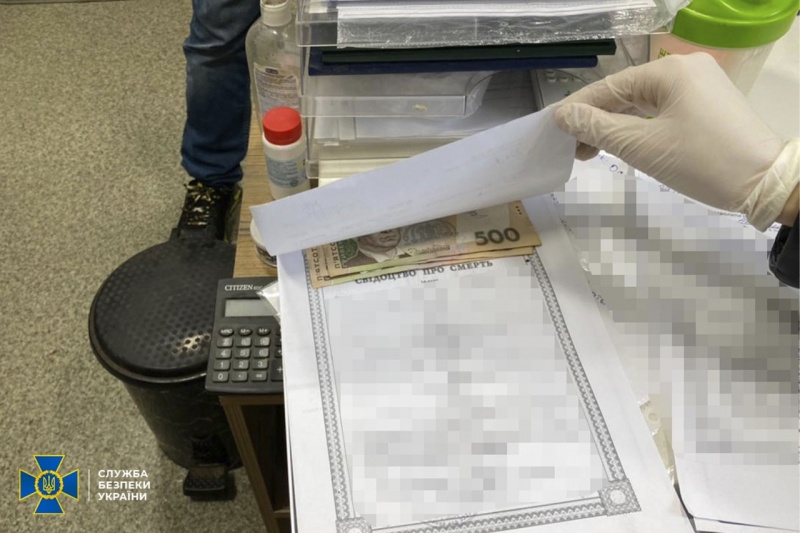 У Дніпрі викрили чиновників, що вимагали хабарі за дозвіл на поховання - ФОТО