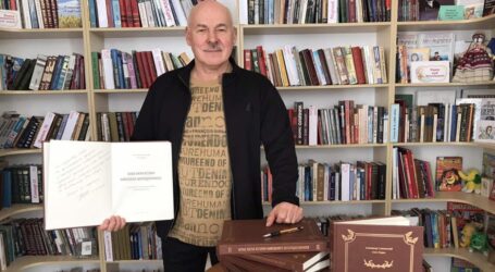 Відомий бізнесмен з Кам’янського підписав книжки для благодійного аукціону