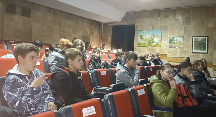 Про цілющу силу мистецтва розповіли історики школярам Кам’янського