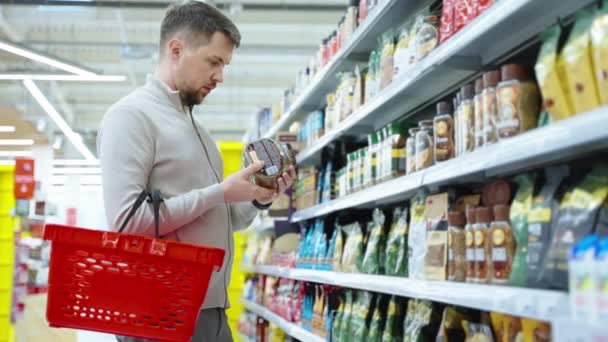 Яку стратегію частіше обирають українці під час війни при купівлі товарів