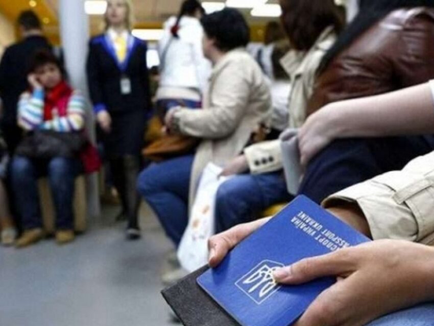 За кордоном перебувають до 3 мільйонів українців працездатного віку