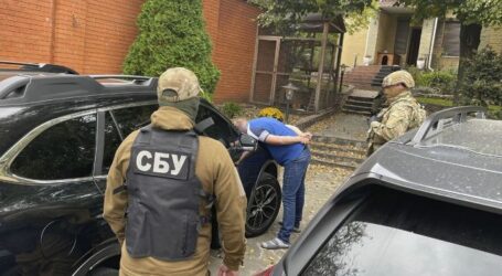 У Дніпрі викрили чиновників, що вимагали хабарі за дозвіл на поховання