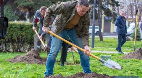 У Кам’янському висаджували молоді дерева