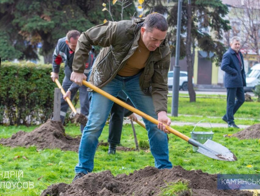 У Кам’янському висаджували молоді дерева