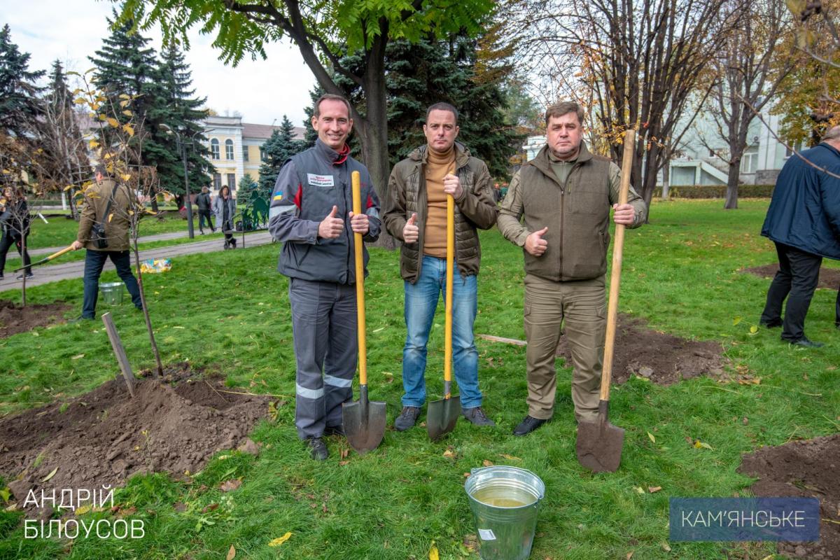 У Кам’янському висаджували молоді дерева - ФОТО
