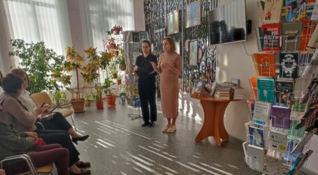 Книжки для захисників представили благодійники в бібліотеці Кам’янського