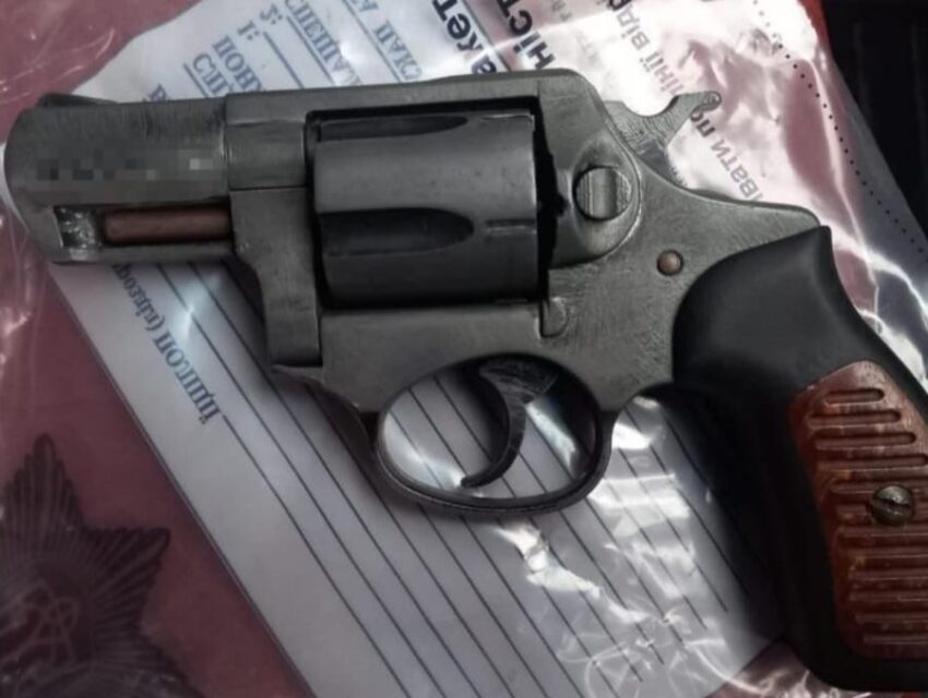 У Кам’янському за збут та зберігання зброї поліційні затримали трьох місцевих жителів