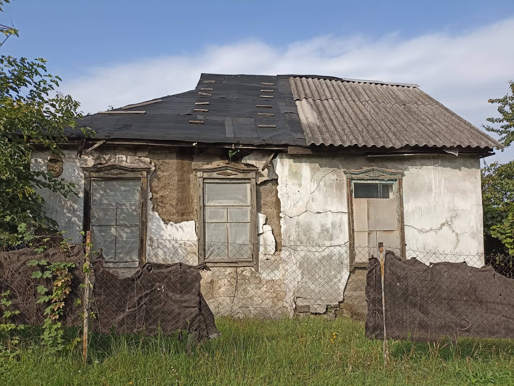 Художник з Кам’янського «оживлює» зруйновані сільські будинки - ФОТО