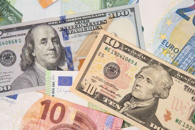 У жовтні українці поклали на депозити понад 200 мільйонів доларів та мільярд гривень 