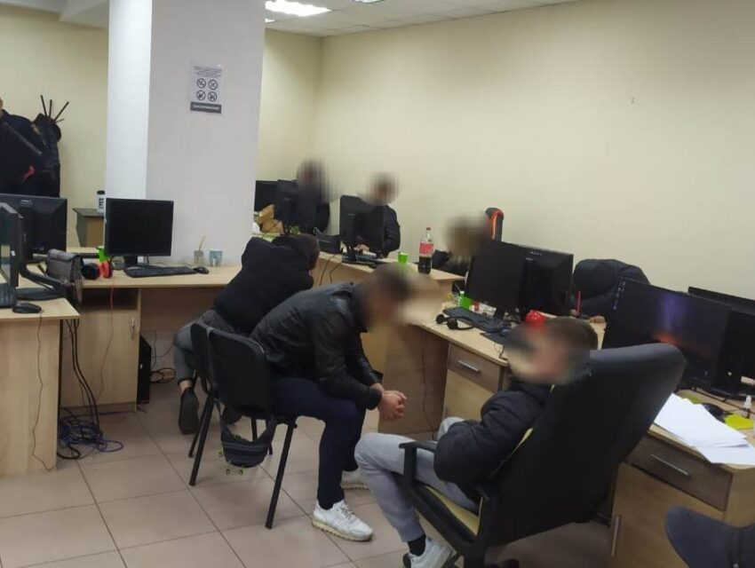 У Кам`янському шахрайський call-центр працював у самому центрі міста