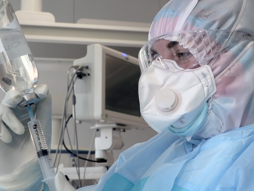 Смертність від COVID-19 у світі впала на 90%