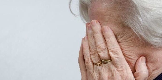 У Кам’янському шахрайка, що представилась соціальною працівницею, пограбувала пенсіонерку