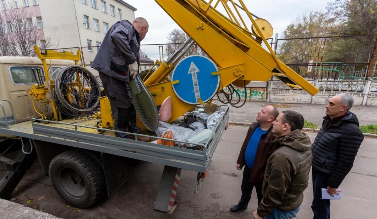 В Кам'янському прибирають листя та ремонтують житловий фонд - ФОТО