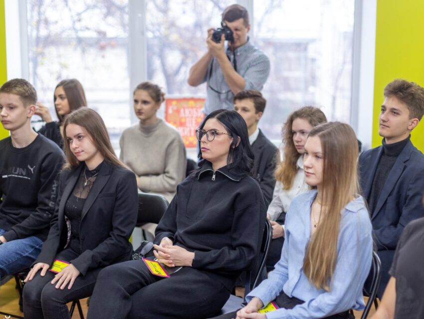 У центральному парку Кам’янського відкрили аудиторію – сучасний простір для молоді