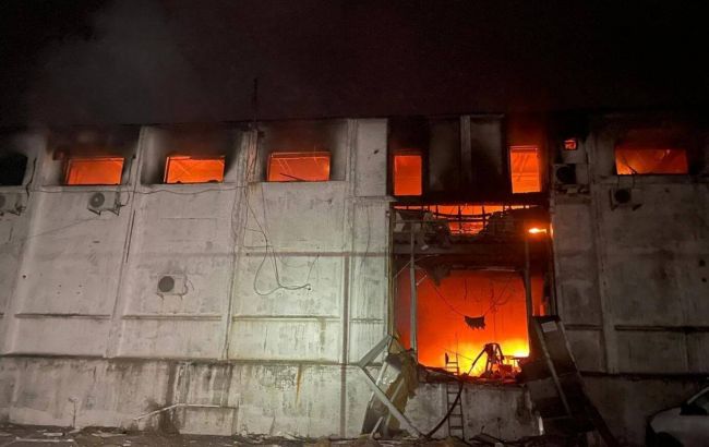 В Дніпрі ворожі безпілотники влучили в підприємство, поранено 4 людей
