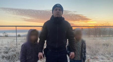 Поліційні Кам’янського повернули додому двох маленьких дівчаток, що заблукали