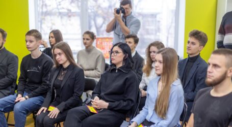 У центральному парку Кам’янського відкрили аудиторію – сучасний простір для молоді