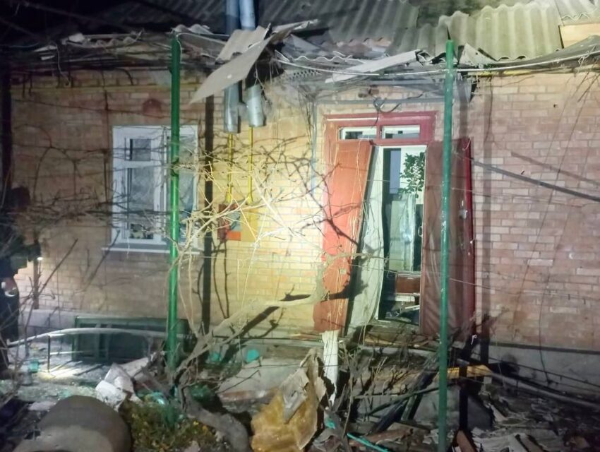 В результаті нічних обстрілів на Дніпропетровщині поранено 80-річну жінку