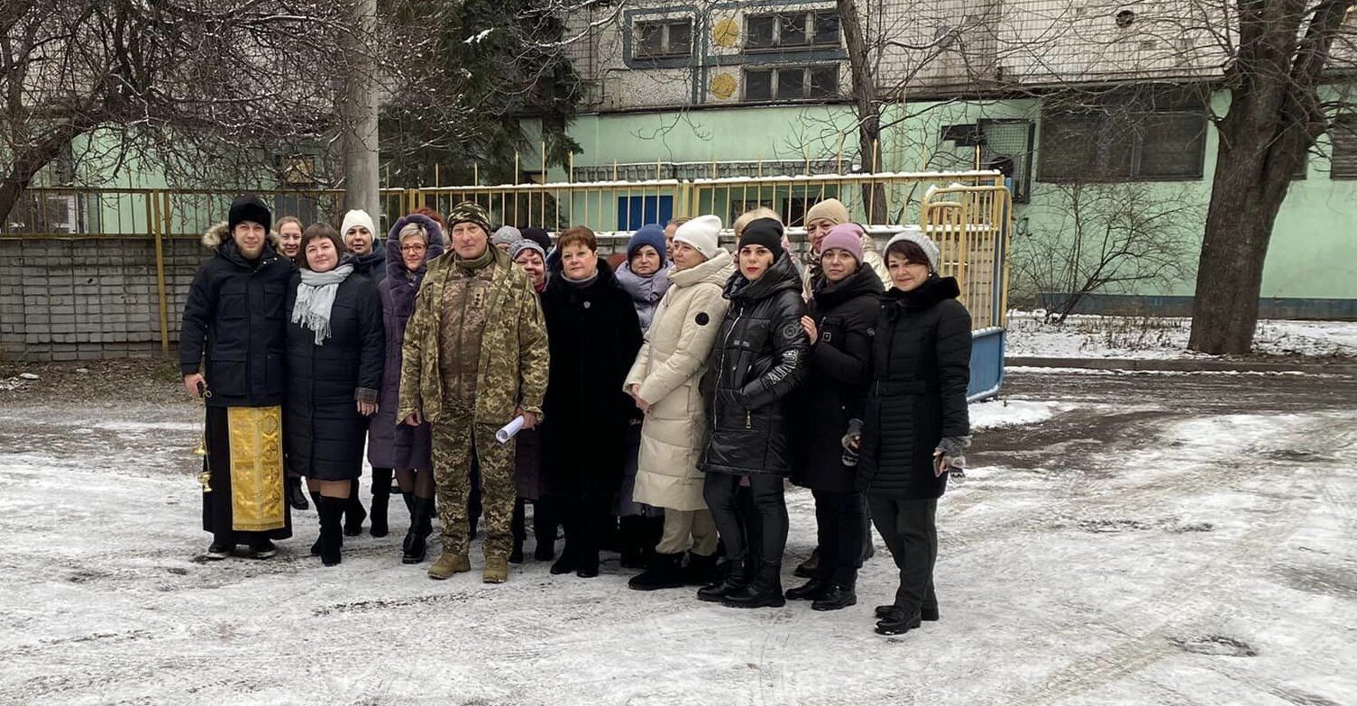 Три авто від освітян Кам'янського поїхали до військових у Бахмут та Кремінну - ФОТО