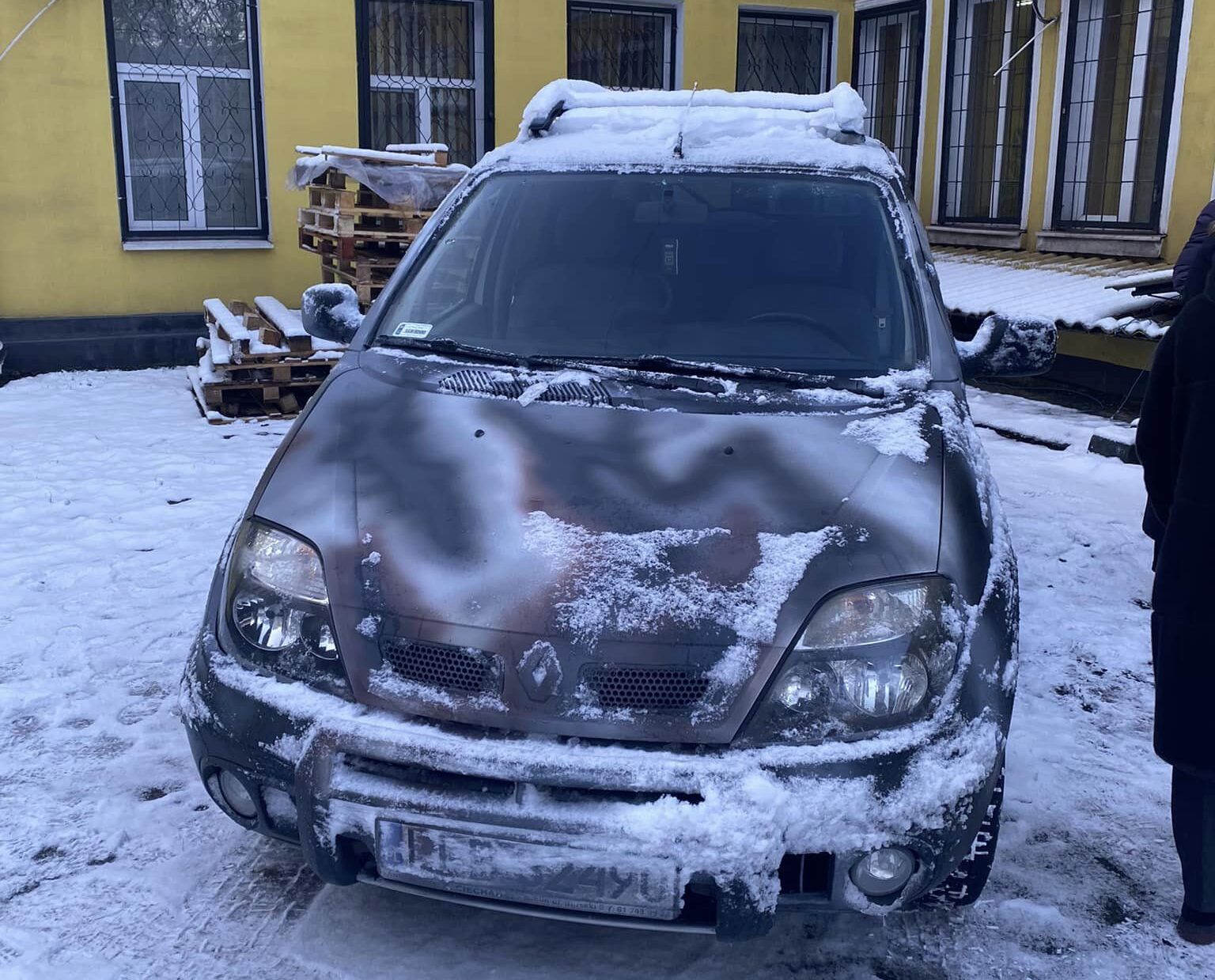 Три авто від освітян Кам'янського поїхали до військових у Бахмут та Кремінну - ФОТО