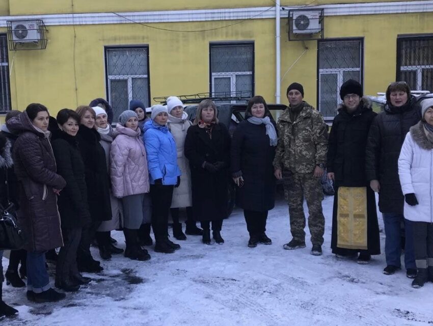 Три авто від освітян Кам’янського поїхали до військових у Бахмут та Кремінну