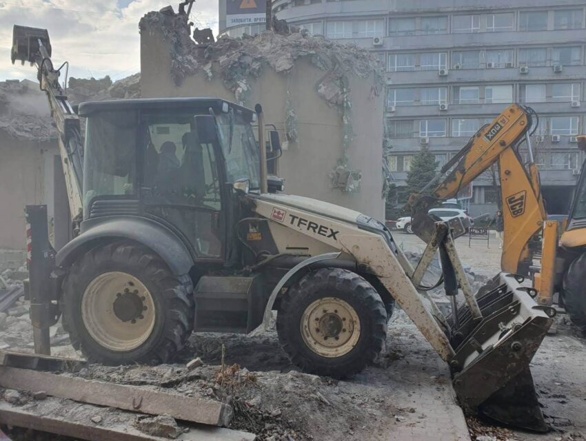 В Кам’янському триває демонтаж об’єктів, встановлених без відповідних дозвільних документів (адреси)