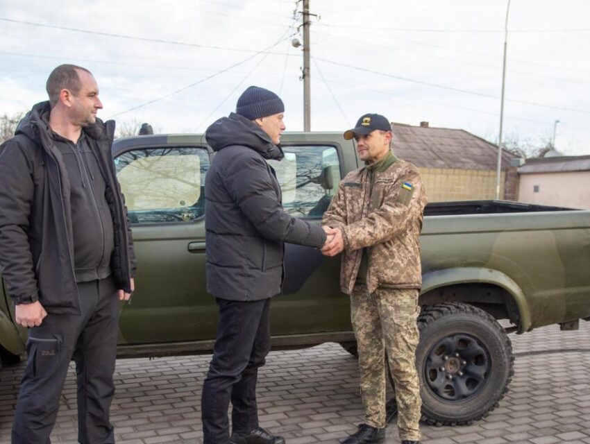 Кам’янське передало чергове авто для військових