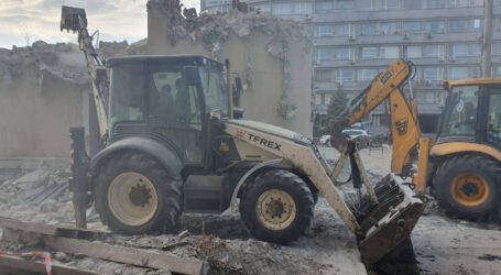 В Кам’янському триває демонтаж об’єктів, встановлених без відповідних дозвільних документів (адреси)
