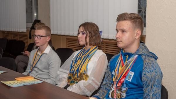 У Кам’янському вітали спортсменів та активну молодь  - ФОТО