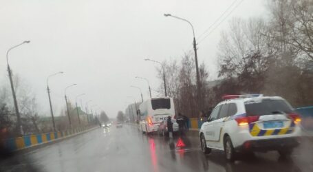 Траси Дніпропетровщини посипають 75 спеціальних машин 
