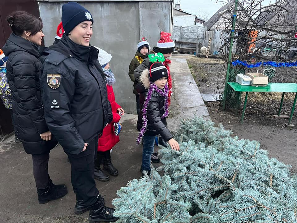 У Кам'янському поліційні подарували приймальній родині ялинку - ФОТО