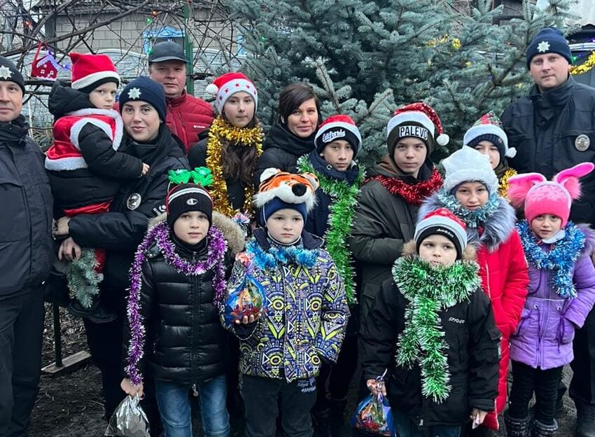 У Кам’янському поліційні подарували приймальній родині ялинку