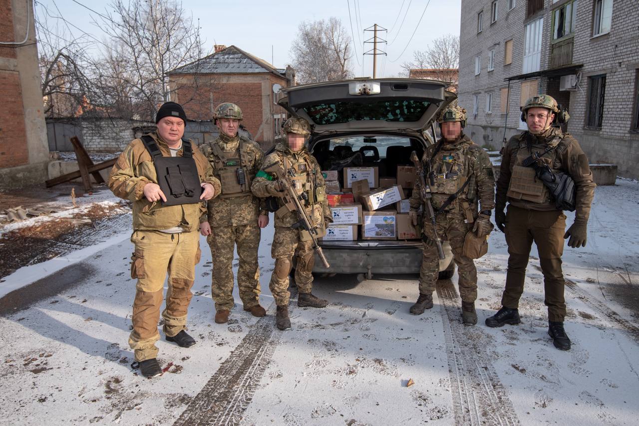 Автівка від Кам'янського поїхала до військових у Бахмут - ФОТО
