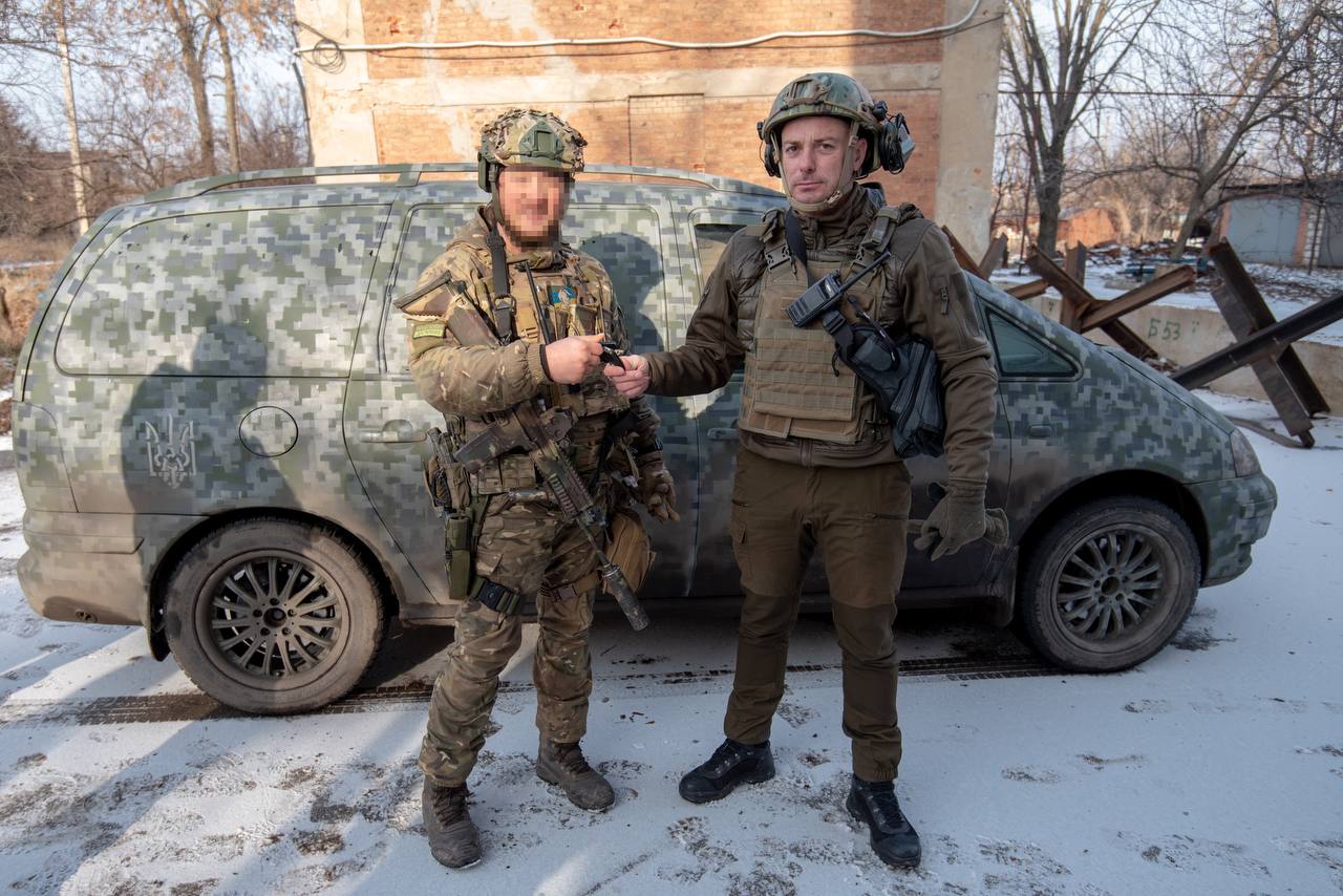 Автівка від Кам'янського поїхала до військових у Бахмут - ФОТО