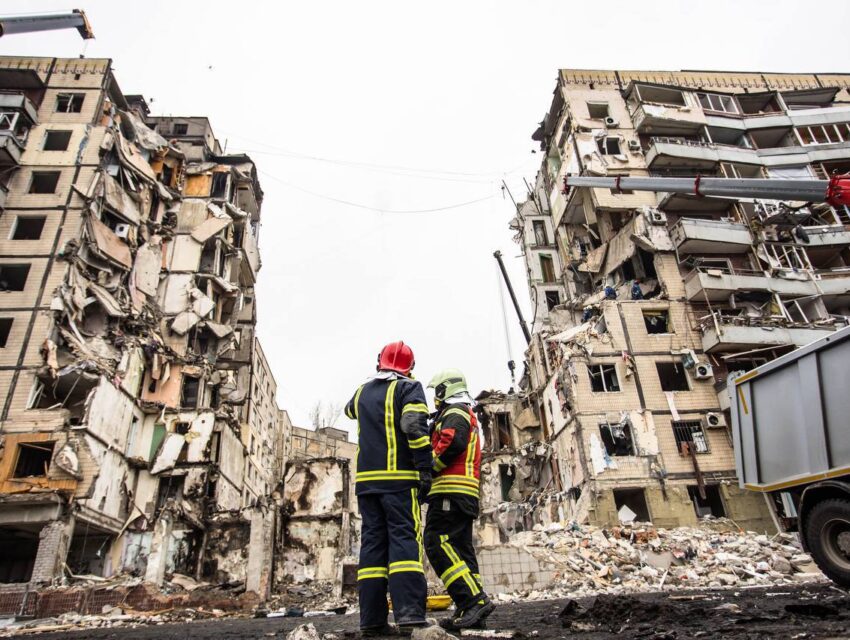 В Дніпрі на 90% розібрані уламки зруйнованого ворожою ракетою будинку, 25 людей ще розшукуються