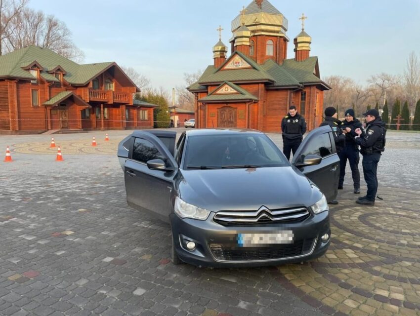 Неадекватну водійку, що ганяла по місту з дитиною у салоні, затримали у Дніпрі