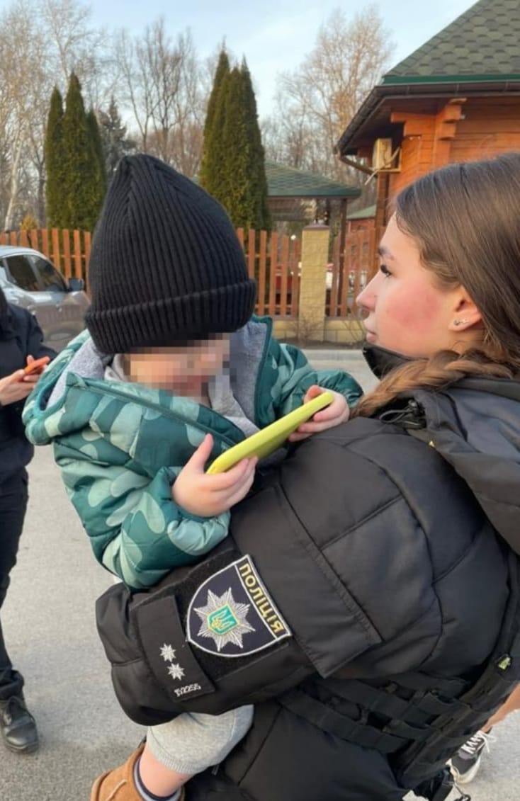Неадекватну водійку, що ганяла по місту з дитиною у салоні, затримали у Дніпрі - ФОТО